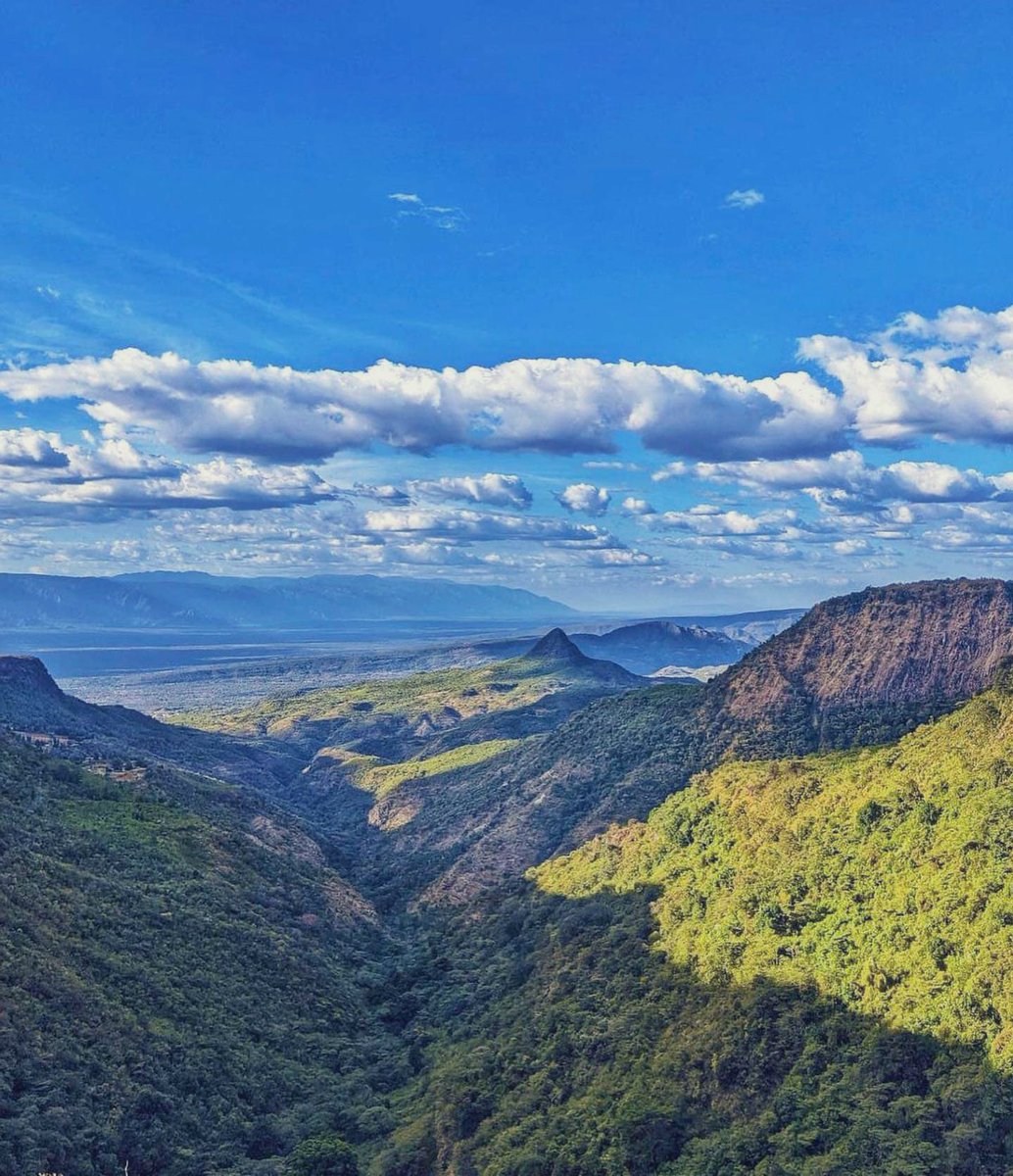Kapyoseiin's tweet photo. PICTURESQUE — Baringo they don’t show you. 

             📍 Nuregoi around Kabartonjo, Baringo County. 

#MagicalKenya https://t.co/gcThmXVi2O
