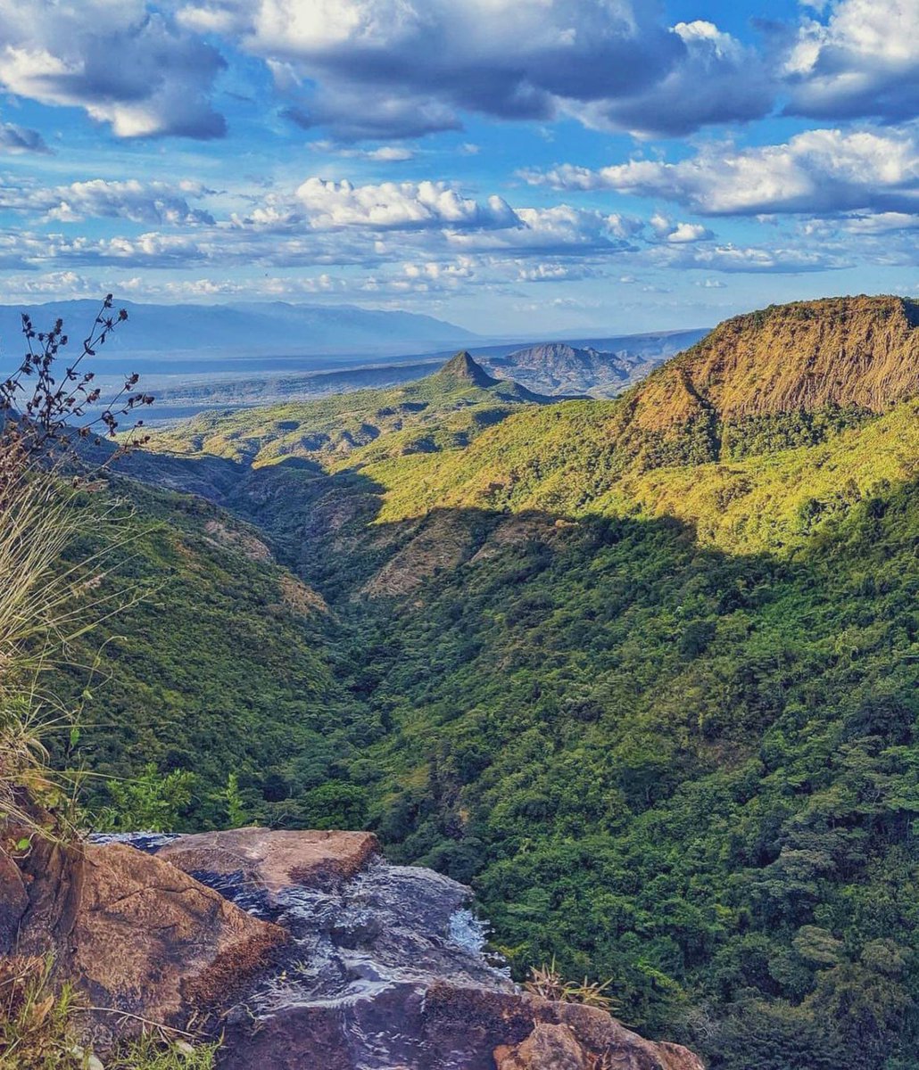 Kapyoseiin's tweet photo. PICTURESQUE — Baringo they don’t show you. 

             📍 Nuregoi around Kabartonjo, Baringo County. 

#MagicalKenya https://t.co/gcThmXVi2O