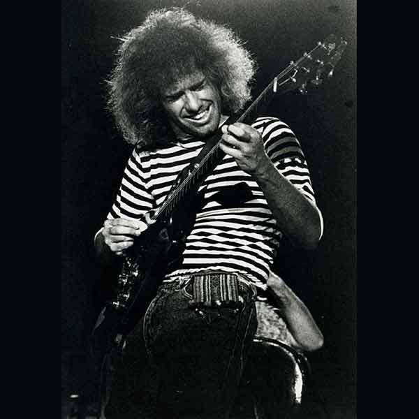 PAT METHENY, LE GUITAR-HÉROS DU JAZZ MODERNE cadenceinfo.com/pat-metheny-bi… Pat Metheny est l’une des figures majeures du jazz moderne, ayant redéfini le rôle de la guitare par une écriture lyrique et une vision sonore ambitieuse. Il a imposé un « jazz progressif » accessible, mêlant...