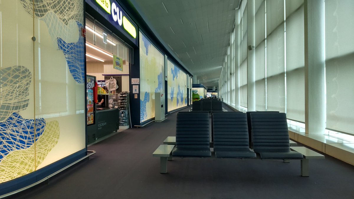 仁川空港にてトランジット。機内で仮眠したら体調はだいぶ回復しました。お騒がせしました。