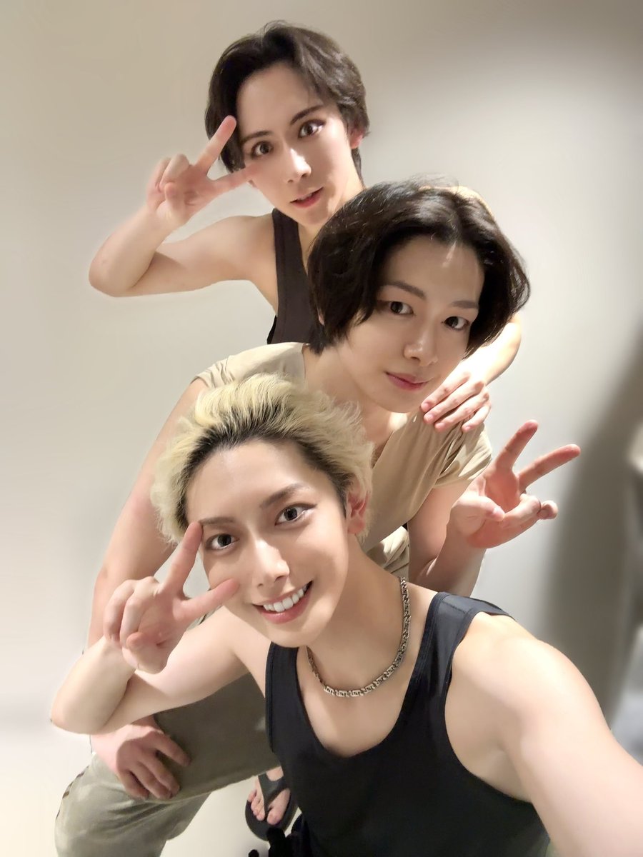 テニミュ東京凱旋公演４日目
ありがとうございました🎾

四天宝寺①②③年生で撮ったよ🍡
お団子さんみたいでかわいい！！

明日も1公演。よろしくお願いします！
#テニミュ #テニスの王子様