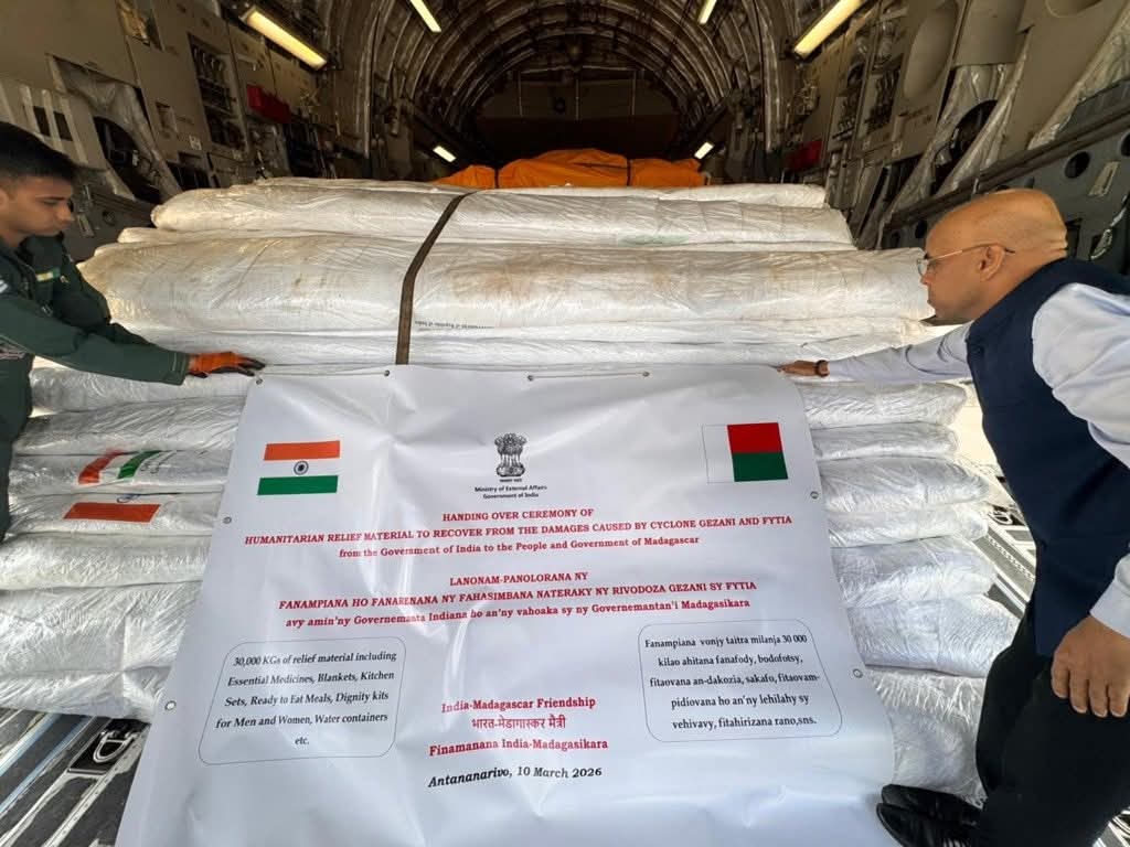 Himadri4Bjp's tweet image. वसुधैव कुटुम्बकम, यही है मोदी जी की भारत की Brotherhood Policy.🪷

Madagascar में आए भीषण Cyclones Fytia और Gezani से हुई तबाही के बाद भारत मदद के लिए आगे आया।

संकट में साथ खड़ा भारत,यही है #NewIndia की मानवता-केंद्रित कूटनीति।

#IndiaAfricaTies #DisasterRelief
