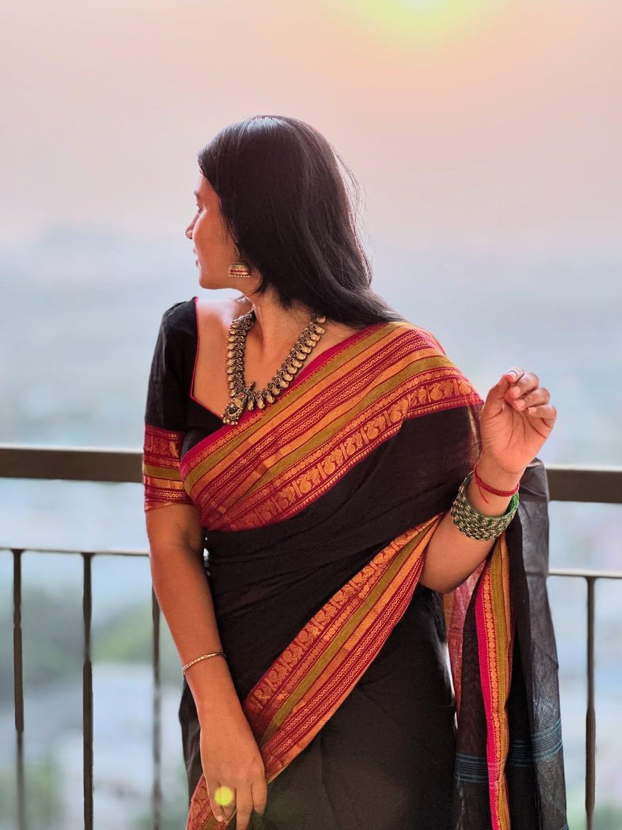 Susheela_Sushee's tweet photo. A little tradition
A little temptation
The kind of beauty that doesn’t ask for attention♥️
it quietly steals it✨😉
#Sushee♠️ #HappyMorning♥️✨ https://t.co/1x7y7XH227