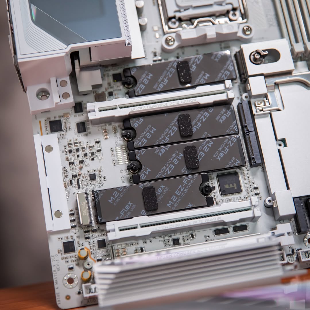 GIGABYTE_DE's tweet photo. GIGABYTE AORUS AERO GiMATE AI TOP GAMING POWER 😎

GIGABYTE X870E AORUS MASTER X3D ICE

Dank an 💘🛠📸🎥💻: @ aorus_gr

#GIGABYTE #AORUS #pc #pcgaming #aripc #gaming https://t.co/heCgYiJ0fl