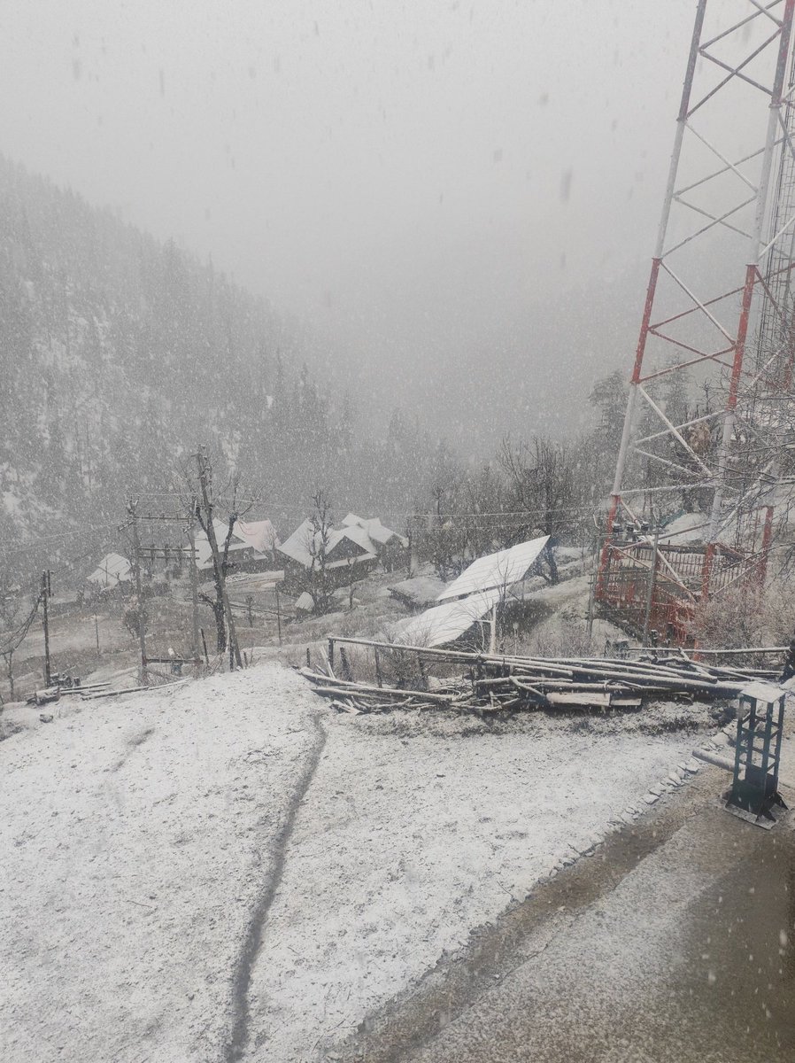 imSaLeemSheikh1's tweet photo. Heavy #Snowfall has started in the #Keran Valley of #Kupwara district.
@metsrinagar
@Kashmir_Weather
@KashmirForecast
@GreaterKashmir
@kashmircrownews
@RisingKashmir
@metrological
#kupwara #keran
#weather #Kashmir #Snowfall https://t.co/lUP2XfdKsM