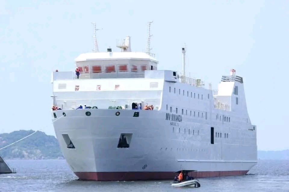 Naahwera's tweet photo. Tanzania has unveiled the largest locally built ship on Lake Victoria.

The launch took place at the port of Mwanza.

The massive vessel carries 1,200 passengers, 400 tonnes of cargo, and over 20 vehicles.

This makes it the largest freshwater passenger and cargo ship built locally in East Africa.