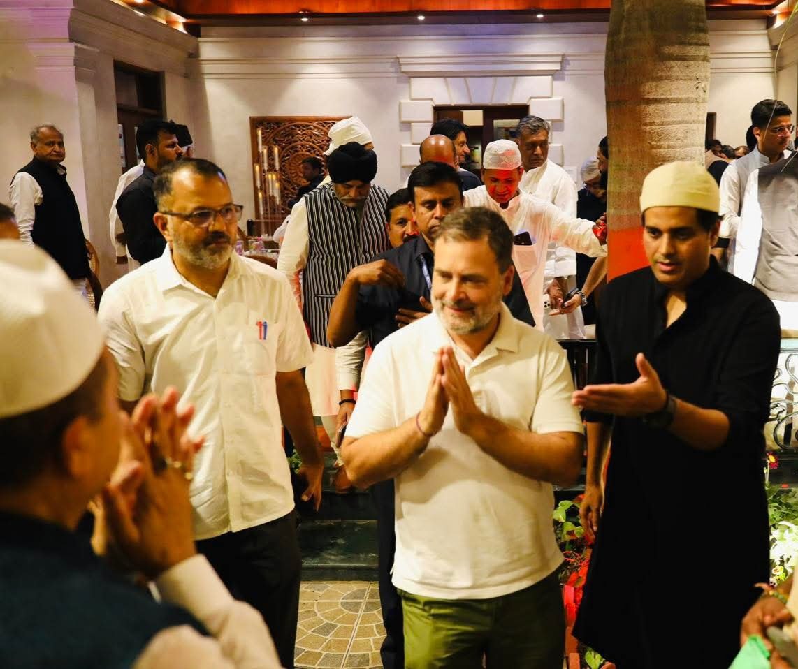 माननीय सांसद जनाब <a href="/ShayarImran/">Imran Pratapgarhi</a> की मुहब्बतों भरी इफ़्तार दावत पर घर इफ्तार की दावत में तशरीफ़ लाये कॉंग्रेस अध्यक्ष मल्लिकार्जुन खरगे जी <a href="/kharge/">Mallikarjun Kharge</a> , नेता प्रतिपक्ष राहुल गॉंधी जी <a href="/RahulGandhi/">Rahul Gandhi</a> केसी वेणुगोपाल जी <a href="/kcvenugopalmp/">K C Venugopal</a> सहित इंडिया गठबंधन के सभी मेहमानों की मौजूदगी ने भारत की