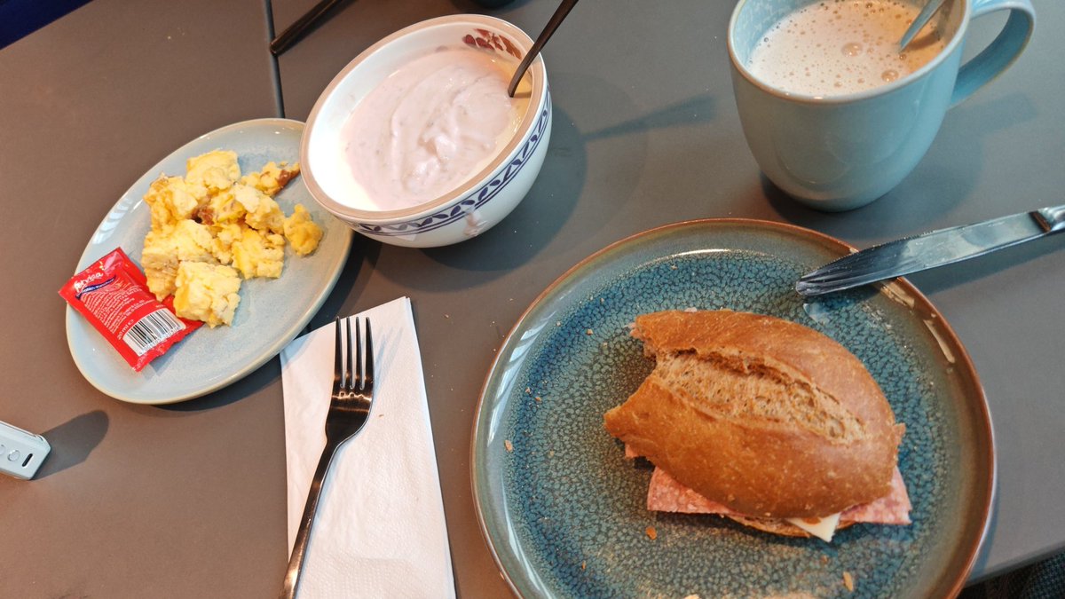 brianbibear's tweet photo. Guten Morgen aus dem hotel in Stuttgart 😂😉😋 https://t.co/YDP70V0qdS