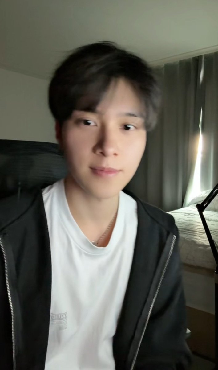 agnezckh's tweet photo. gila hendery disini beneran keliatan muda banget kayak pas awal debut https://t.co/fndYcA5Uru