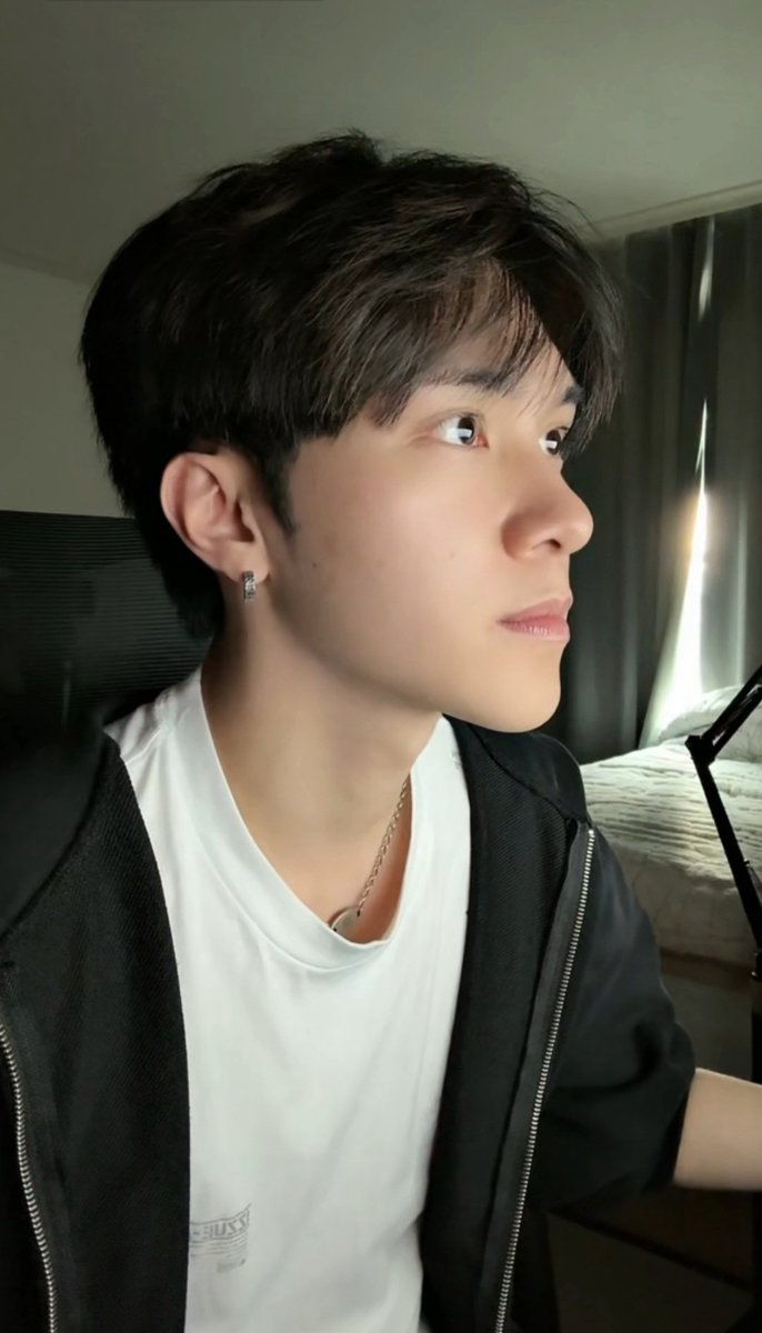 gila hendery disini beneran keliatan muda banget kayak pas awal debut