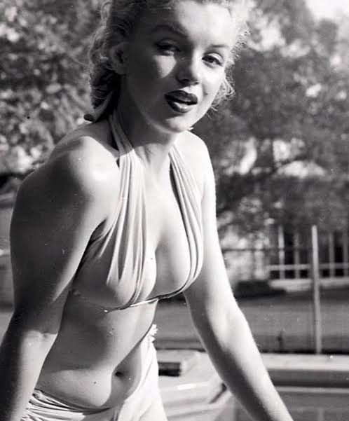 AcervoCharts's tweet photo. Marilyn Monroe não tinha barriga chapada e também tinha celulites e estrias.

Ainda assim, é lembrada como uma das mulheres mais bonitas da história. https://t.co/JX2H8pJj8p