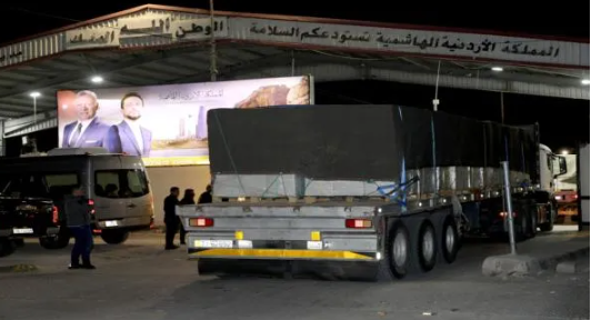 بتوجيه ملكي .. الأردن يرسل قافلة مساعدات من 25 شاحنة إلى لبنان 