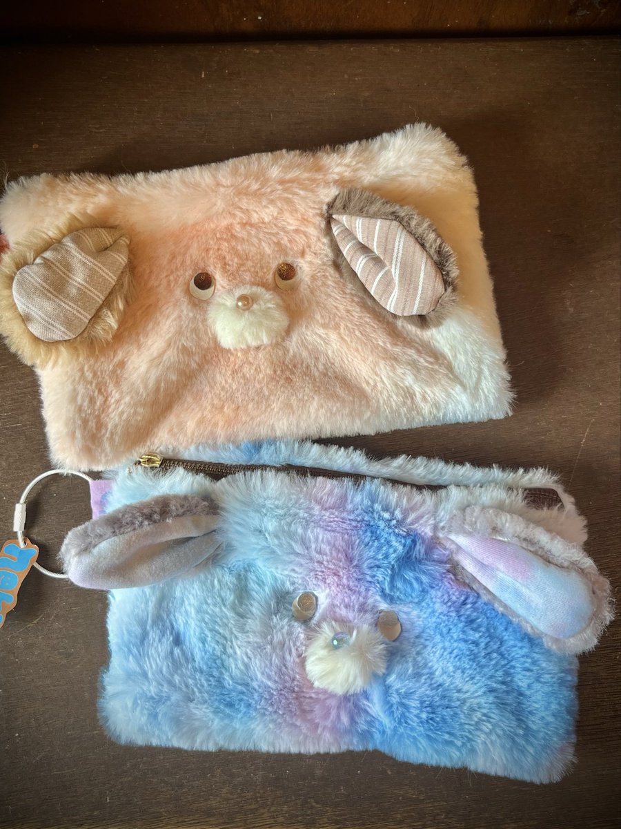 nora さん、春らしいパステルカラーの作品の納品。
小さくて可愛いキーホルダーと、ふわふわでずっと触っていたくなるポーチ。
ポーチはいつもより大きめ。
目がきらりとしててそこもまた可愛いです。