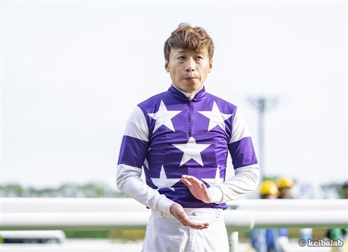 keibalab's tweet photo. JRAは池添謙一騎手、高杉吏麒騎手が7日の阪神競馬騎乗後中山に移動する際、通信機器を不適切に使用したことが判明し、3月21日土曜から3月22日日曜まで、2日間の騎乗停止とすることを発表しました。
#池添謙一 #高杉吏麒
https://t.co/4goez8uRMS https://t.co/H7HX7NWpwO