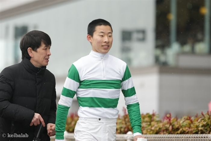 keibalab's tweet photo. JRAは池添謙一騎手、高杉吏麒騎手が7日の阪神競馬騎乗後中山に移動する際、通信機器を不適切に使用したことが判明し、3月21日土曜から3月22日日曜まで、2日間の騎乗停止とすることを発表しました。
#池添謙一 #高杉吏麒
https://t.co/4goez8uRMS https://t.co/H7HX7NWpwO