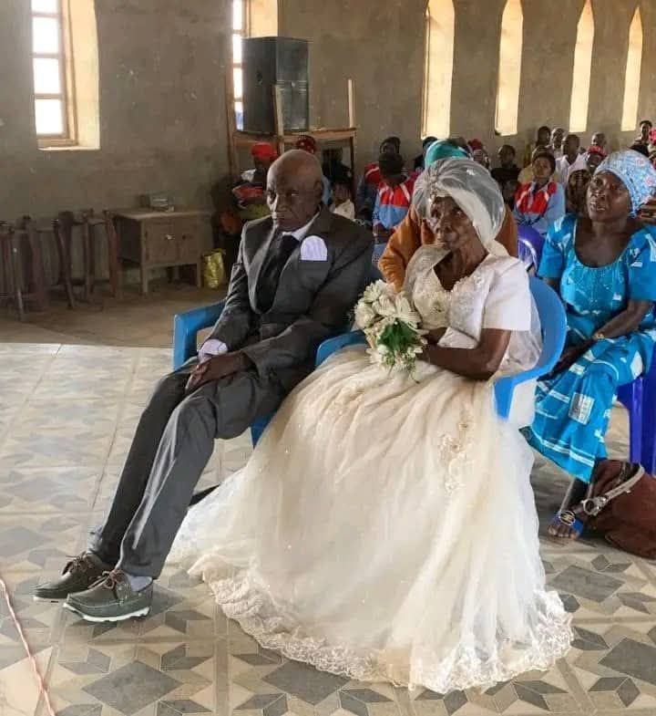 GeorgesKisando's tweet photo. Nord-Kivu :  mariage peu ordinaire, Job (91 ans) et Furunika (89 ans) se promettent amour et fidélité

À la paroisse protestante Communauté Baptiste au Centre de l'Afrique (CBCA) Kipese, territoire de Lubero, les deux nonagénaires ont béni religieusement leur union après de longues années de vie commune. 

Devant les fidèles, ils ont échangé leurs vœux et reçu leur certificat de mariage sous les applaudissements de l’assemblée. 
(Février 2026)

Eka News