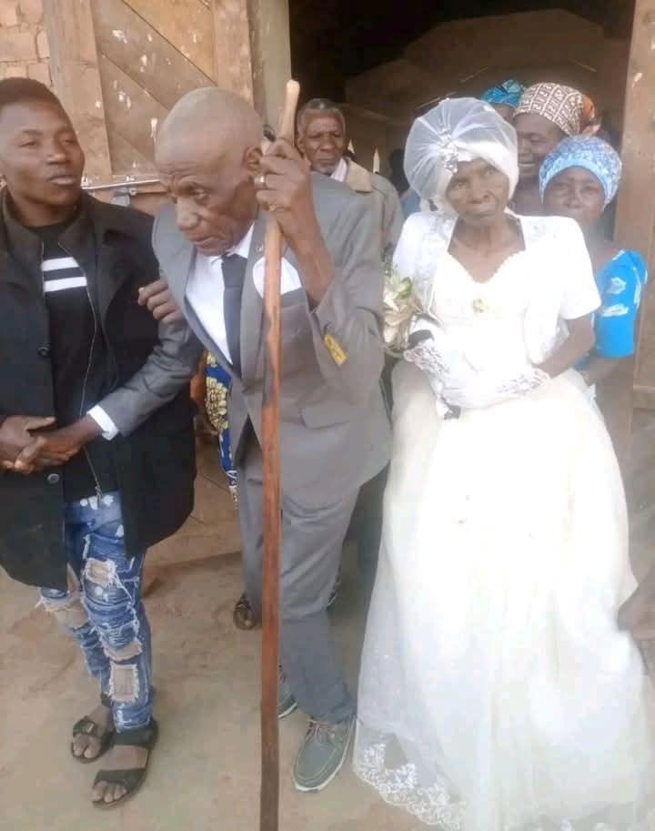 GeorgesKisando's tweet photo. Nord-Kivu :  mariage peu ordinaire, Job (91 ans) et Furunika (89 ans) se promettent amour et fidélité

À la paroisse protestante Communauté Baptiste au Centre de l'Afrique (CBCA) Kipese, territoire de Lubero, les deux nonagénaires ont béni religieusement leur union après de longues années de vie commune. 

Devant les fidèles, ils ont échangé leurs vœux et reçu leur certificat de mariage sous les applaudissements de l’assemblée. 
(Février 2026)

Eka News