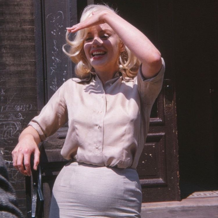 AcervoCharts's tweet photo. Marilyn Monroe não tinha barriga chapada e também tinha celulites e estrias.

Ainda assim, é lembrada como uma das mulheres mais bonitas da história. https://t.co/JX2H8pJj8p
