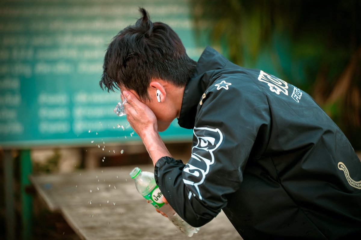 yokkaoboxing's tweet image. The final steps before war.
Khunsueknoi is dialing in the weight cut ahead of his fight this Saturday at Rajadamnern Stadium 🥊 
#Muaythai #fight #fighting