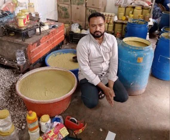 हैदराबाद में 1,090 किलोग्राम तेजाब मिला अदरक-लहसुन का पेस्ट जब्त किया गया।

सोचिए जो लोग भी यह तेजाब मिला अदरक  लहसुन का पेस्ट खाएंगे उनके सबको आंत में कैंसर होता आंत में अल्सर होगा

मिलावटी उत्पाद बनाने वाली शहजादा फूड मास्टर नामक इकाई के मालिक मोहम्मद फारूक को गिरफ्तार कर लिया