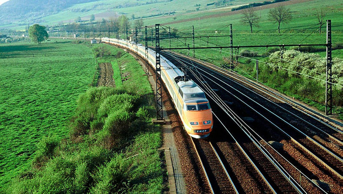 CheminsdeFerTC's tweet image. Certainement à l'aube des 80's quand la LGV Sud-Est n'est pas entièrement en service, une UM de =&amp;gt;#TGV emprunte l'Impériale direction Paris vraisemblablement entre #Turcey et #Verrey (21).
📷Paul Billet, source : Archives de la SNCF.