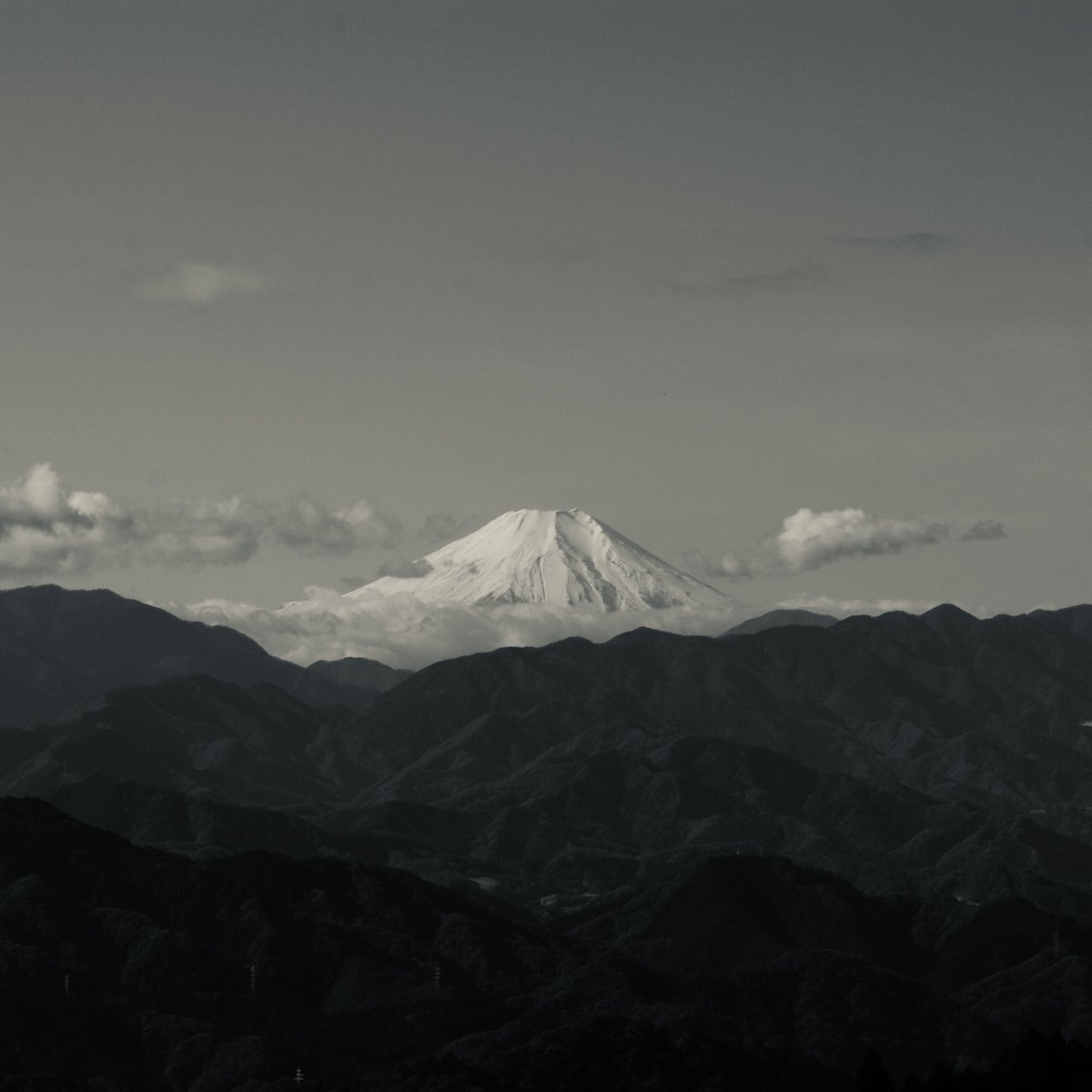 二百五十九）3/11
冬すぎて　春がきたとは　いふものの　
衣かわかず　雨の嗅ぐやま
#狂歌 
#ノ弥尽音