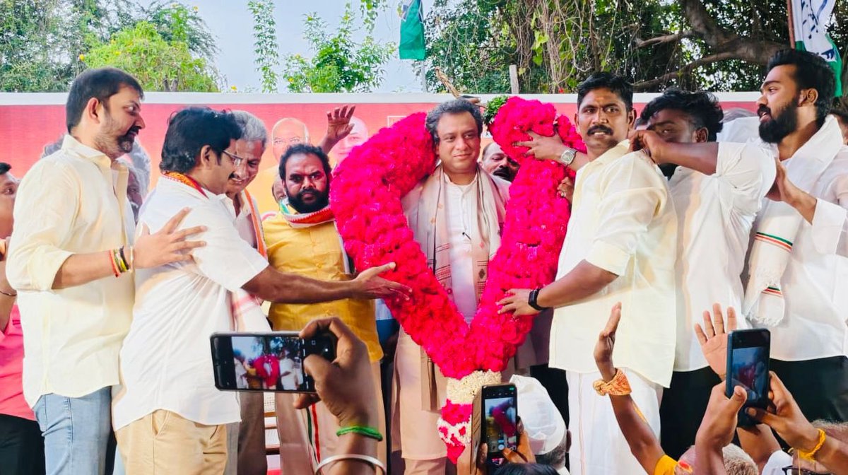 nivedithalva's tweet photo. I was in Dindikul to chair a meeting of Dindikul Corporation DCC. 

I also met with our workers and leaders to review preparations for the upcoming assembly elections and look into various organisational matters. 
It was wonderful to see the enthusiasm and dedication of our cadre. 

I am grateful for their warm welcome.

@girishgoaINC 
@INCTamilNadu @INCIndia