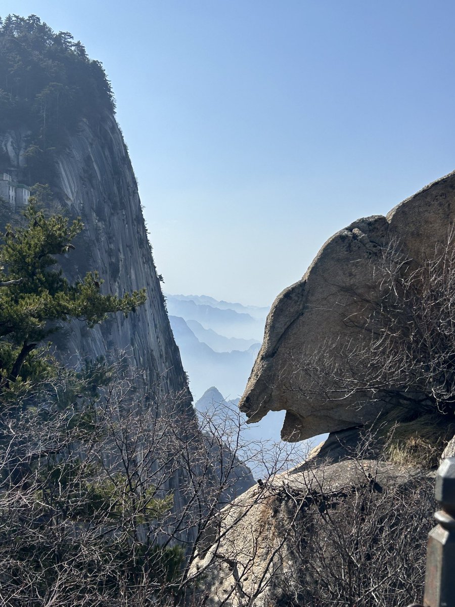 Dingdon57473819's tweet image. Don't look down on Huashan. 😅 Just kidding, do look down—the views are insane! 🏔️🇨🇳 #TravelChina #Huashan