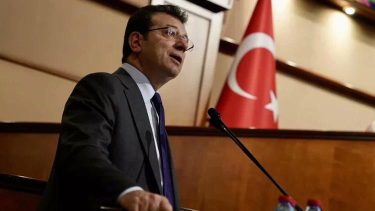 İBB davasında 3. gün...

Salona girdiği sırada yakınlarına el sallamaya çalışan tutuklu İBB bürokratı Yavuz Saltık, jandarma tarafından ittirildi. Saltık'a yapılan müdahaleye avukatlar ve seyirciler tepki gösterdi.

Benzer şekilde yakınlarına el sallaması engellenen Dilek