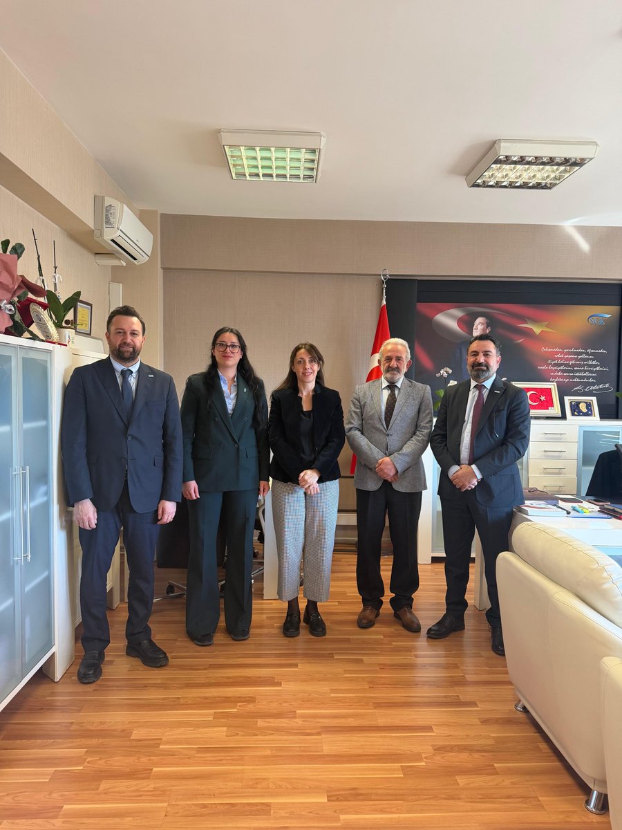 Medeffederasyon's tweet photo. MEDEF olarak SGK Tıbbi Cihaz Daire Başkanı Uzm. Ecz. İrem Mühürcü’yü makamında ziyaret ettik.

Gerçekleştirdiğimiz tanışma ve görüş alışverişinde MEDEF’in yapısı, faaliyet alanlarımız ve temsil ettiğimiz branşlar hakkında bilgi paylaşımında bulunduk. Görüşmede tıbbi cihaz sektörüne ilişkin değerlendirmeler yapılırken, Sayın Mühürcü özellikle ortopedi alanının kendine özgü dinamikleri bulunduğunu ve sektörün bu yönünün önemini vurguladı.

Nazik ev sahipliği ve değerli değerlendirmeleri için Sayın Mühürcü’ye teşekkür ederiz.
#MEDEF #TıbbiCihaz #TıbbiCihazSektörü #Ortopedi #OmurgaCerrahisi #SGK #KamuSektörİşbirliği