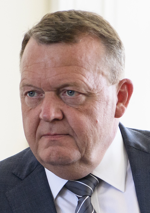Løkke siger i "Højskolen", at hver tredje på kloden vil være afrikaner i en nær fremtid, og de vil strømme ind i Europa. I stedet for at lukke grænserne vil Løkke åbne grænserne og kanalisere milliarder til at befolkningen i Afrika vokser.
Det er galskab. 
#fv26 #dkpol #dkmedier