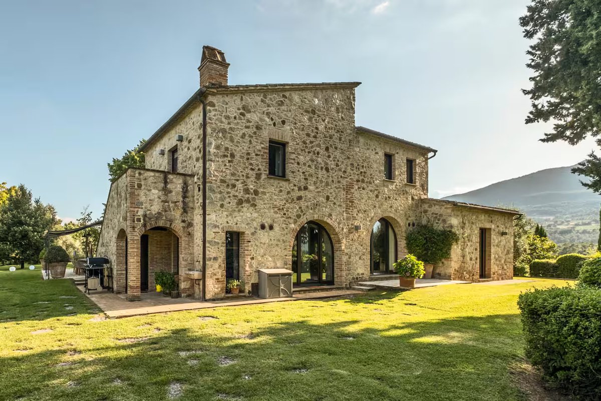 Cette maison en pierres avec piscine en Toscane est entourée d’une oliveraie et d’un vignoble 
urls.fr/nNLqJF