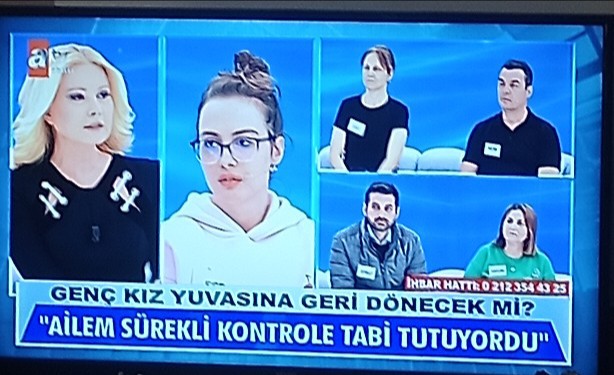 30 yıllık cinayet dosyalarını çözen program iki gündür şımarık bir kızın hikayelerini dinletiyor bize! Her evden kaçan kıza böyle kahraman muamelesi çekilirse bu işlerin sonu gelmez .  #mügeanlı