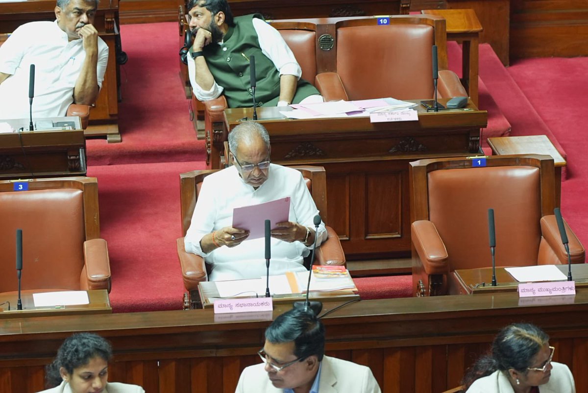 NsBoseraju's tweet image. ಇಂದಿನ ಬಜೆಟ್ ಅಧಿವೇಶನದ ವಿಧಾನ‌ಪರಿಷತ್ ಕಲಾಪದಲ್ಲಿ ಸಂಪುಟ ಸಹೋದ್ಯೋಗಿ ಮಿತ್ರ ರೊಂದಿಗೆ ಪಾಲ್ಗೊಂಡು, ನಾಡಿನ ಅಭಿವೃದ್ಧಿ ವಿಚಾರಗಳ ಬಗ್ಗೆ ಚರ್ಚಿಸಲಾಯಿತು.

#Session #VidhanaParishad