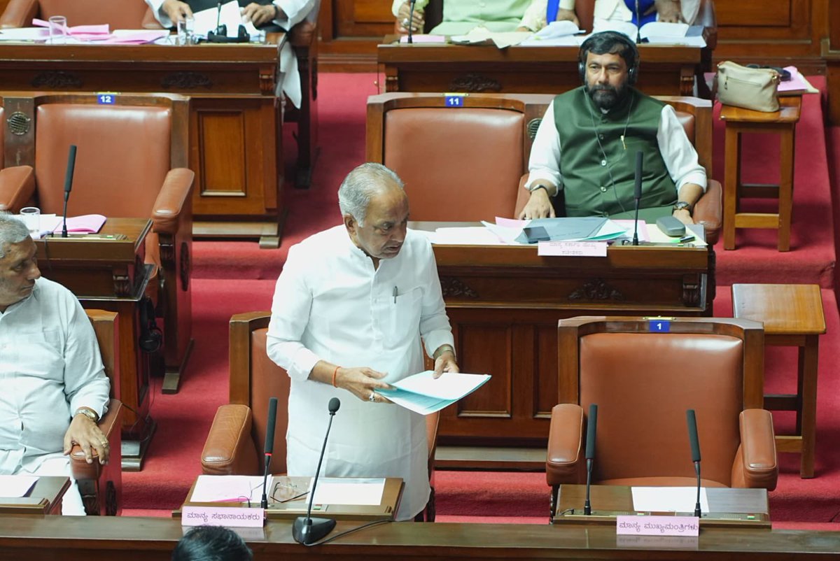 NsBoseraju's tweet image. ಇಂದಿನ ಬಜೆಟ್ ಅಧಿವೇಶನದ ವಿಧಾನ‌ಪರಿಷತ್ ಕಲಾಪದಲ್ಲಿ ಸಂಪುಟ ಸಹೋದ್ಯೋಗಿ ಮಿತ್ರ ರೊಂದಿಗೆ ಪಾಲ್ಗೊಂಡು, ನಾಡಿನ ಅಭಿವೃದ್ಧಿ ವಿಚಾರಗಳ ಬಗ್ಗೆ ಚರ್ಚಿಸಲಾಯಿತು.

#Session #VidhanaParishad