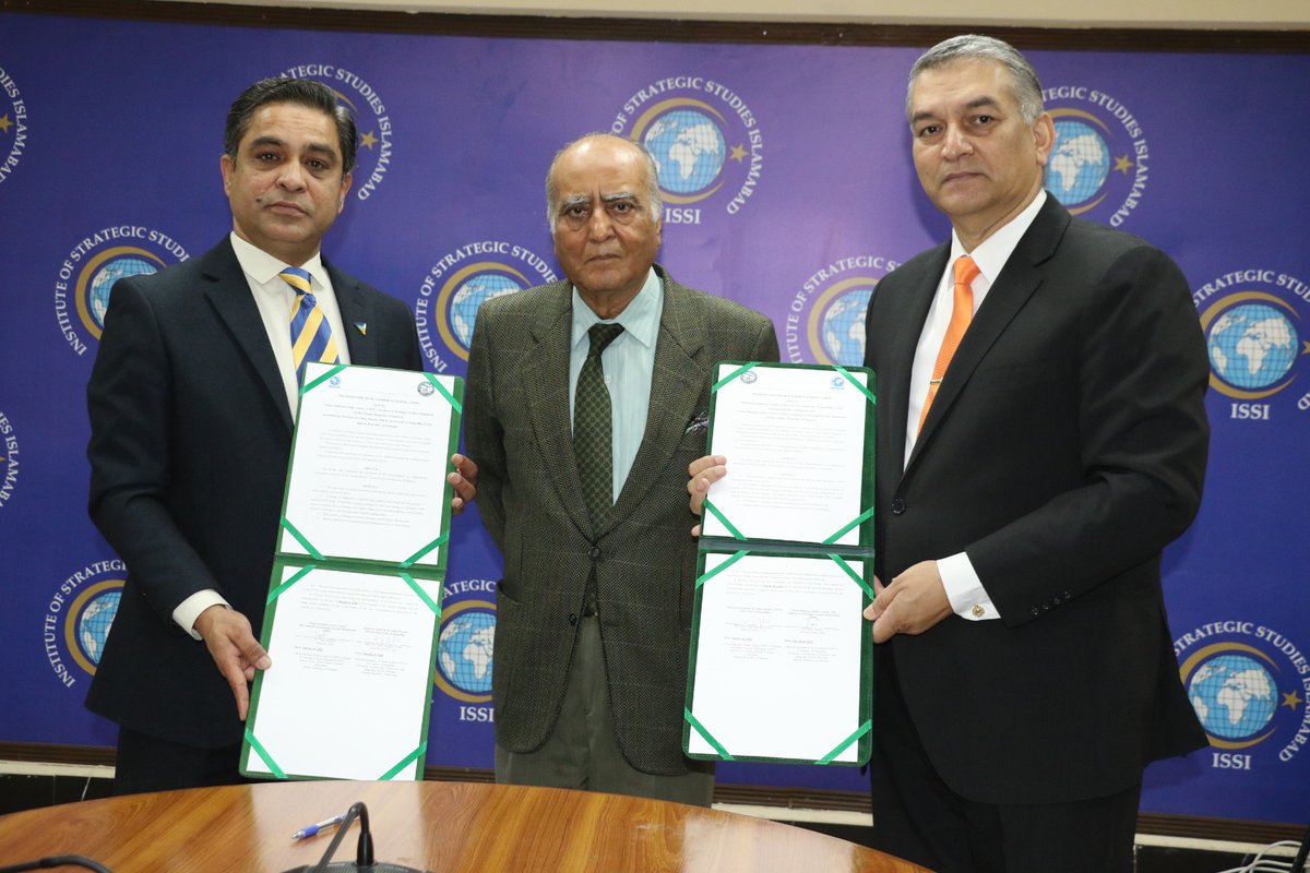 PICSUOS's tweet photo. Prof. Dr. Tahir Mumtaz Awan, Director PICS, UoS, signs MoU with CPSC-ISSI to boost Pakistan–China academic ties. 
#PICS #UoS #MoU #PakistanChinaStudies #TahirMumtazAwan https://t.co/NmnvsVj05H