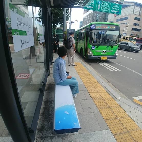 sICknXi7EwcKLRL's tweet photo. 韓国の人に対する思い遣り施設
日除けパラソルとバス停の温かいベンチ
此のベンチ、夏にはヒンヤリします、

更に最近は冷暖房完備のバス停まで

日本には考えられない思い遣り施設の数々、 https://t.co/p7udQAcPKW