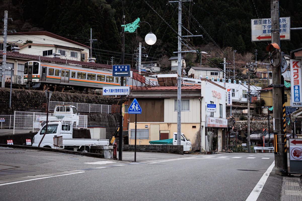 94K512M's tweet photo. 飯田線 527M 213系5000番台 H14編成
寂れてしまった平岡商店街を横目に北上 https://t.co/TcrbjdDJqA