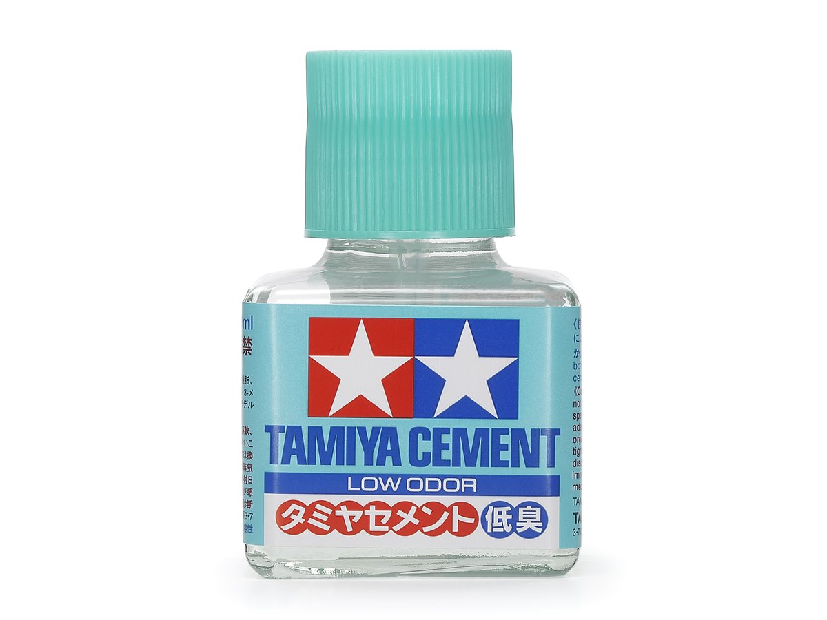 tamiya_plamodel's tweet photo. 【新製品】「タミヤセメント 低臭」2026年3月14日(土)ごろ発売。有機溶剤特有の臭いが気になりにくいプラモデル用の接着剤です。粘度のある通常タイプでキャップ��付いたハケでパーツに塗布します。引火性の低い水溶性。40ml角ビン入り（スチロール樹脂専用） #タミヤ https://t.co/UGXFRtu9V8