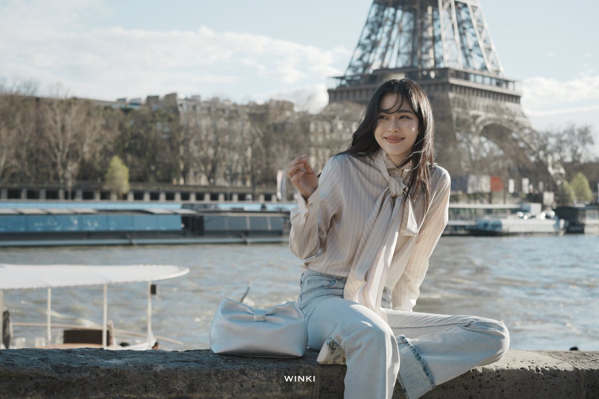 KUO20511's tweet photo. @ELLEThailand @1102Budsaba Lingling Kwong turns Dior relaxed silhouette into Parisian everyday style.
#DiorAW26
#linglingkwong
#Dioraw26xlinglingkwong
#pfw #DiorAW25
@linglingsirilak @Dior https://t.co/ZUqhMP4crv