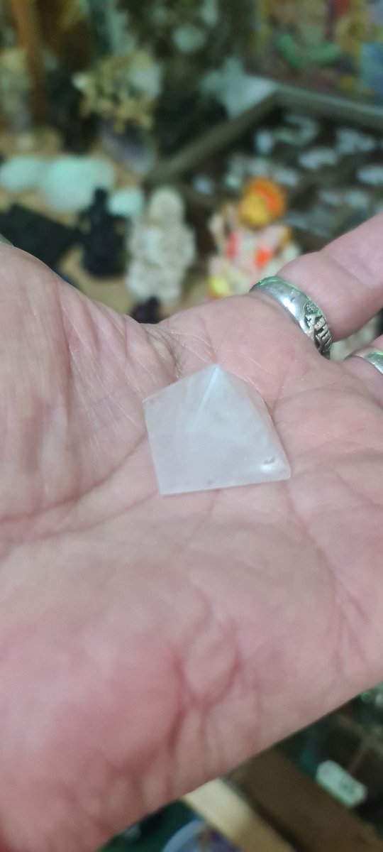 decoretnia's tweet photo. Decoretnia Benidorm Nucia te trae esta hermosa #PiramideCuarzoRosa de 3 cm
Pequeña en tamaño Infinita en energía
#Geometriasagrada 
La piramide de #Cuarzorosa  es un portal de Transformación Paz  Estavilidad Equilibrio #Protección  #Amor para Ti  
Namaste 💕💕💕
Tlf.608804752 https://t.co/n0d0p64kxl