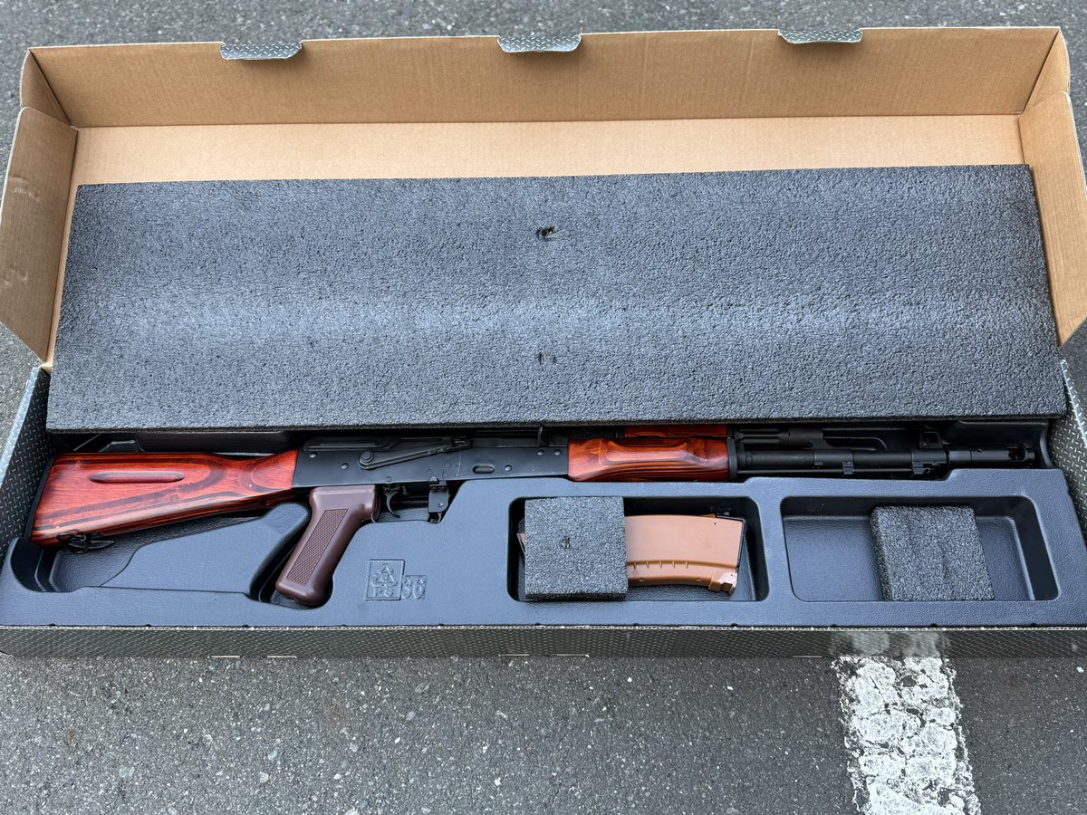 tec3740's tweet photo. ここ最近AKが気になっていて、昨日10日（銃の日）セールで某店に行ったら新品レベルのLCT製AK74を発見❗️
中古額+10%OFFでめっちゃお得に買えました(*´ω｀*)

中身も外装もとても綺麗でどう料理（カスタム）するか迷うくらいです💦

#AK74
#LCT
#モケイパドック
#エアガン
#サバゲー https://t.co/wwSdg6b0M5