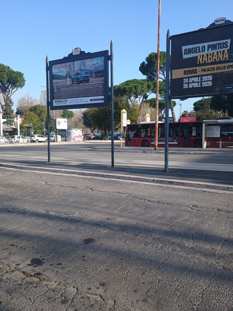 Frasa641's tweet photo. @InfoAtac che dite, tre 60 largo Pugliese. Fermata piena e loro chiacchierano https://t.co/gpTIu7VyxM