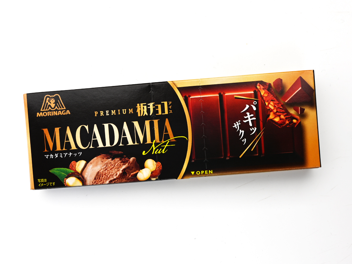 icemania's tweet photo. 大人気の「板チョコアイス」の贅沢仕様「PREMIUM」がコンビニ限定で新発売！🍫バカうまです!!🤣

森永製菓『PREMIUM 板チョコアイス マカダミアナッツ』

パキッとビターなチョコ × 濃厚チョコジェラート × ザクッと食感のマカダミアナッツ!! 通常版とは別次元の贅沢仕様。カカオマス、ヘーゼルナッツペーストまで入った本気のやつです。

価格も351円（通常版は216円）とかなりプレミアム👑✨ですが...食べてみると納得のおいしさです😋
