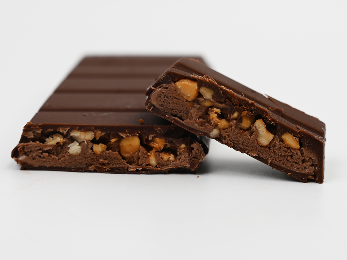 icemania's tweet photo. 大人気の「板チョコアイス」の贅沢仕様「PREMIUM」がコンビニ限定で新発売！🍫バカうまです!!🤣

森永製菓『PREMIUM 板チョコアイス マカダミアナッツ』

パキッとビターなチョコ × 濃厚チョコジェラート × ザクッと食感のマカダミアナッツ!! 通常版とは別次元の贅沢仕様。カカオマス、ヘーゼルナッツペーストまで入った本気のやつです。

価格も351円（通常版は216円）とかなりプレミアム👑✨ですが...食べてみると納得のおいしさです😋
