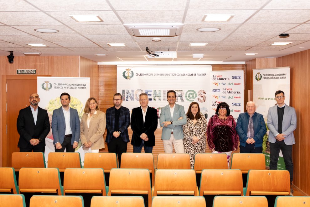 🤝 El #COATAlmería estuvo en el Desayuno de Colegios Profesionales organizado por <a href="/lavozdealmeria/">La Voz de Almería</a>  y <a href="/SER_Almeria/">SER Almería</a>, celebrado en la sede del <a href="/coitaal/">Colegio Agricolas AL</a>.
👤 Nuestra secretaria, María Luisa Hurtado, asistió al acto, que sirvió para presentar el Anuario de los Colegios Profesionales.