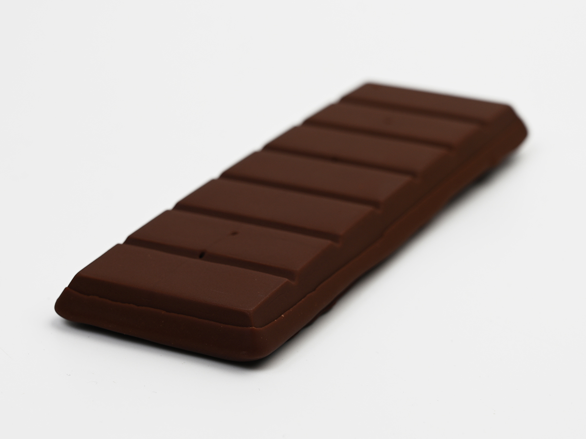 icemania's tweet photo. 大人気の「板チョコアイス」の贅沢仕様「PREMIUM」がコンビニ限定で新発売！🍫バカうまです!!🤣

森永製菓『PREMIUM 板チョコアイス マカダミアナッツ』

パキッとビターなチョコ × 濃厚チョコジェラート × ザクッと食感のマカダミアナッツ!! 通常版とは別次元の贅沢仕様。カカオマス、ヘーゼルナッツペーストまで入った本気のやつです。

価格も351円（通常版は216円）とかなりプレミアム👑✨ですが...食べてみると納得のおいしさです😋
