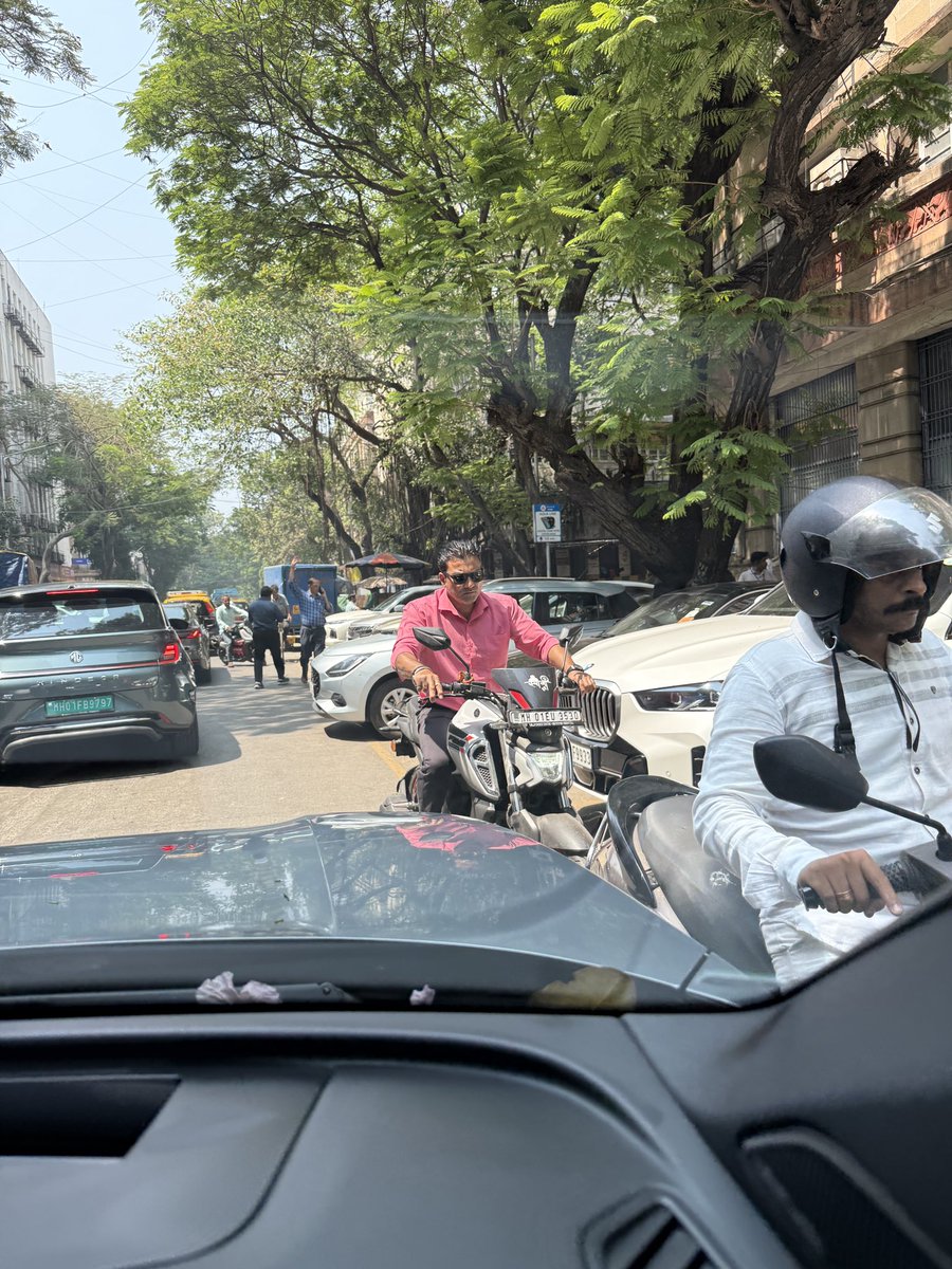 atwin90frames's tweet photo. Dear @PMOIndia request you to intervene in Mumbai traffic control as wrong side driving is a big danger and on the brink of causing severe damage to https://t.co/lztIqkmKFu from Sir. P.M Road,Fort @mybmc @CPMumbaiPolice @MumbaiPolice double parking https://t.co/W7JcXeVGWv