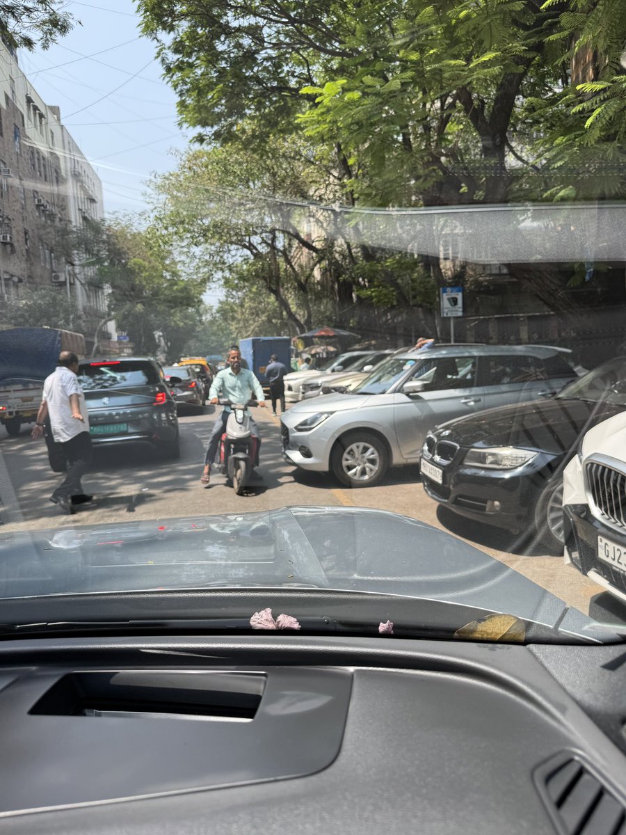atwin90frames's tweet photo. Dear @PMOIndia request you to intervene in Mumbai traffic control as wrong side driving is a big danger and on the brink of causing severe damage to https://t.co/lztIqkmKFu from Sir. P.M Road,Fort @mybmc @CPMumbaiPolice @MumbaiPolice double parking https://t.co/W7JcXeVGWv