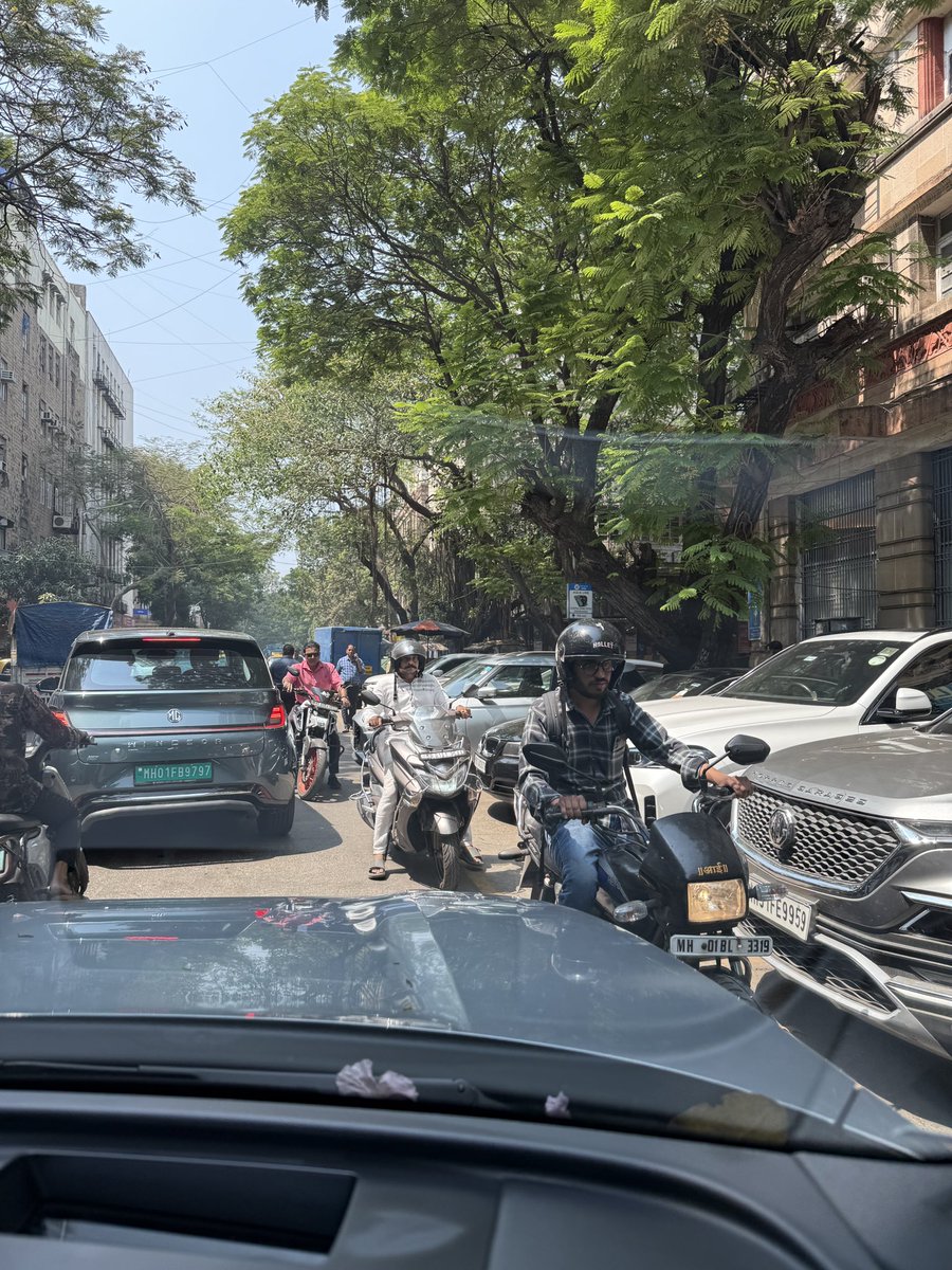 atwin90frames's tweet photo. Dear @PMOIndia request you to intervene in Mumbai traffic control as wrong side driving is a big danger and on the brink of causing severe damage to https://t.co/lztIqkmKFu from Sir. P.M Road,Fort @mybmc @CPMumbaiPolice @MumbaiPolice double parking https://t.co/W7JcXeVGWv